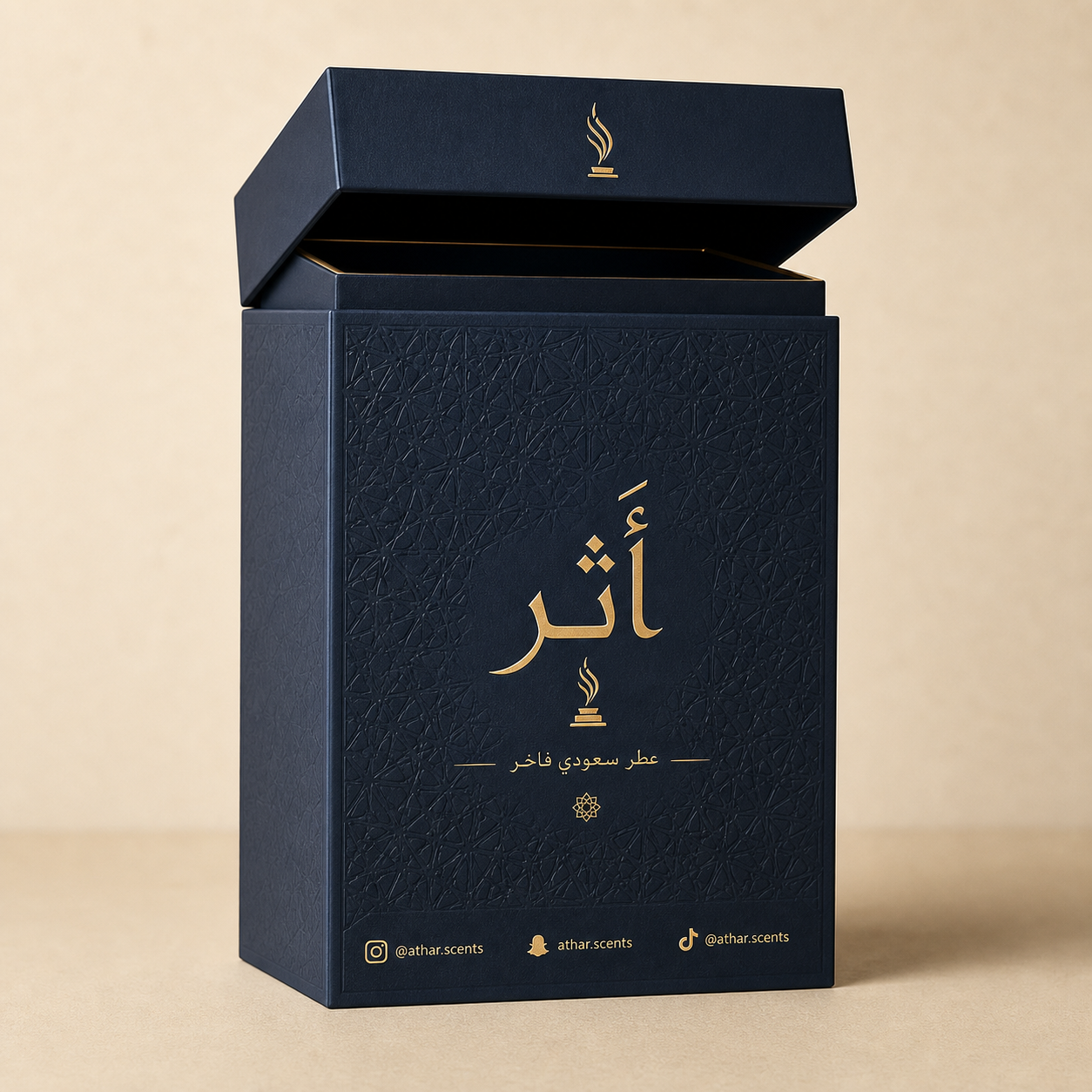 علبة عطر كحلية فاخرة بتذهيب ونقش بارز وحسابات التواصل مطبوعة عليها