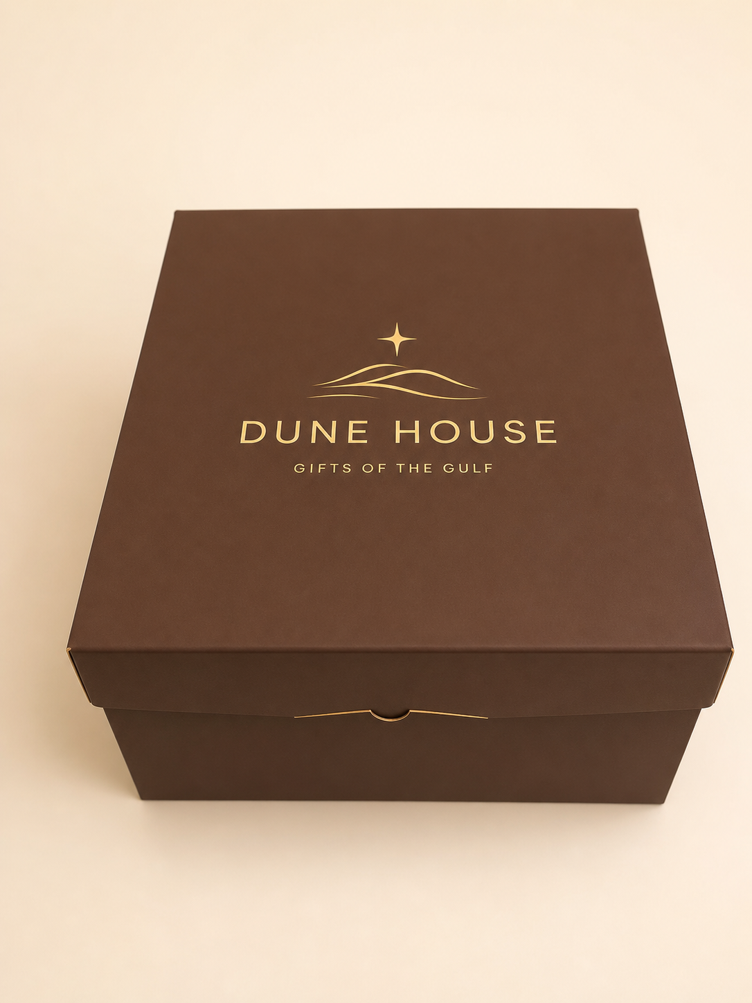 بوكس هدايا مربع بني بفتحة أمامية وشعار DUNE HOUSE الذهبي