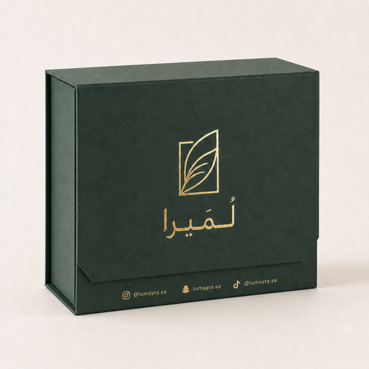 علبة هدايا مغناطيسية خضراء بطباعة ذهبية وحسابات التواصل الاجتماعي