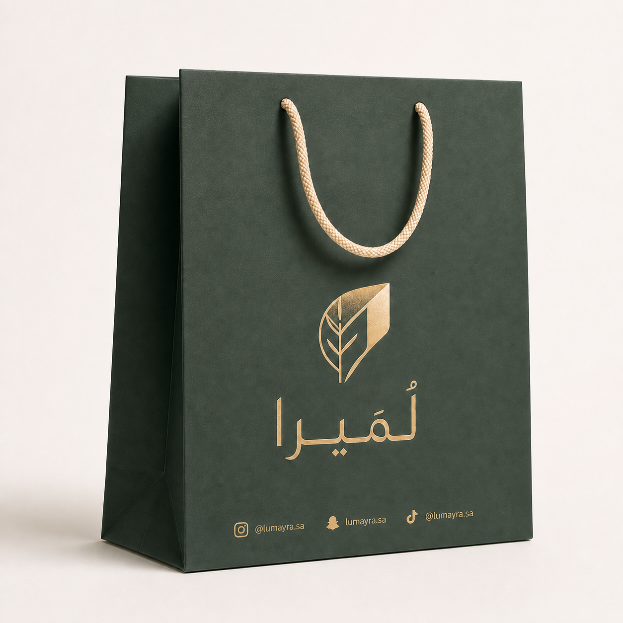 كيس ورقي فاخر أخضر بطباعة ذهبية وحسابات التواصل الاجتماعي