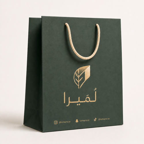 كيس ورقي فاخر أخضر بطباعة ذهبية وحسابات التواصل الاجتماعي