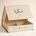 علبة حلويات ومعجنات عاجية فاخرة بطباعة هوية وحسابات التواصل الاجتماعي